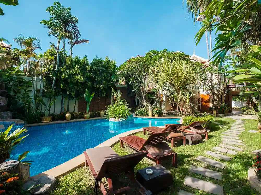 Imagen How Landscaping Impacts Pool Design, Cost, and Layout